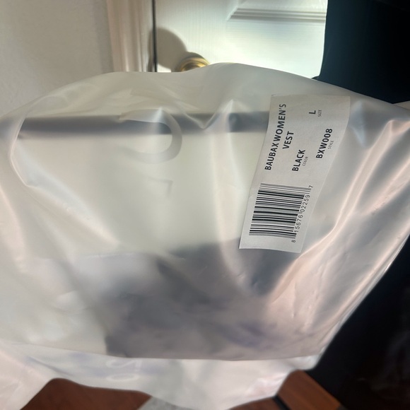 Baubax Women's Black Hooded Travel Vest with accessories - Picture 7 of 15